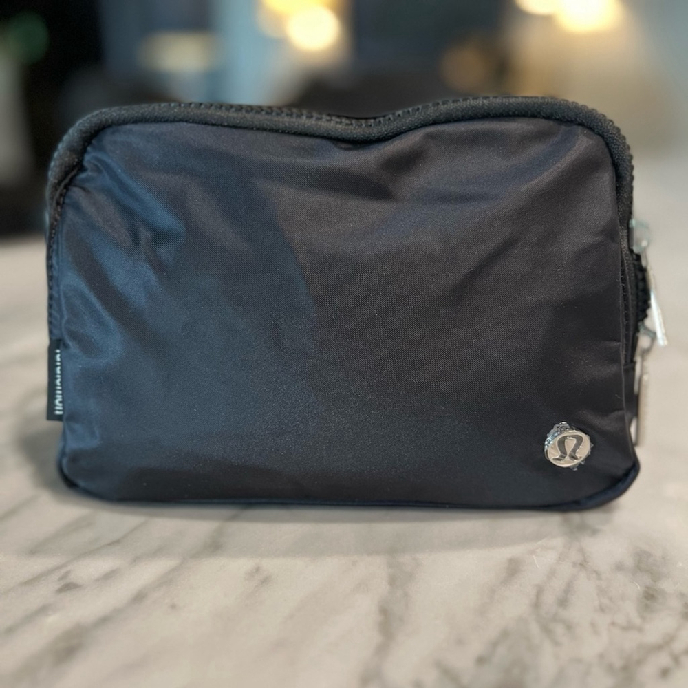 NWT Lululemon 2L Everywhere Belt Bag Large Black